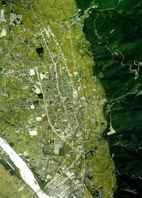 오마치 시 중심부 주변 항공사진. 1977년 촬영. 국토교통성 국토지리원 지도·항공사진 열람 서비스의 항공사진을 바탕으로 작성