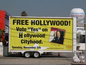 2002년 10월, 로스앤젤레스로부터의 할리우드 분리 독립을 홍보하는 이동식 간판