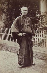 1862년, 유럽 최초의 일본 대사관의 일원으로 위트레흐트에서 포즈를 취한 후쿠자와 유키치