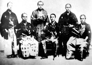 1860년 간린마루와 포우하탄에 탑승한 만엔 원년 미국 파견 사절, 오른쪽에 앉은 이가 후쿠자와 유키치