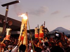 후지요시다(富士吉田) 불축제 거리에서 횃불에 불을 붙이는 모습