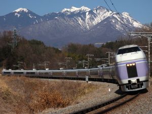 야마나시현 호쿠토 부근 야쓰가타케를 지나는 주오 본선 슈퍼 아즈사