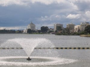 메릿 호수(Lake Merritt)를 남서쪽으로 바라본 모습. 알라메다 카운티 법원(René C. Davidson Courthouse)이 보인다.
