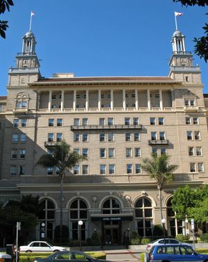 1912년 프랜시스 메리온 스미스(Francis Marion Smith)가 건설한 역사적인 오클랜드 호텔(Oakland Hotel)