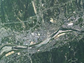 하시모토시 중심부 주변의 항공사진(2012년 촬영). 국토교통성 국토지리원 항공사진을 바탕으로 작성