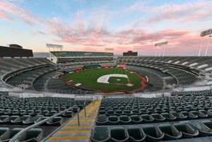 오클랜드 콜리세움(Oakland Coliseum), 오클랜드 애슬레틱스 야구팀과 오클랜드 레이더스 미식축구팀의 전 홈구장.
