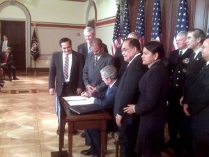 조지 W. 부시 대통령이 2009년 1월 6일 로즈 환초 해양 국립 기념물 설립 서류에 서명하는 모습.