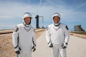 SpaceX에서 제작한 맞춤형 우주복을 착용한 NASA 우주비행사 더글러스 허리(왼쪽)와 로버트 벤켄(오른쪽)
