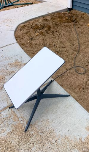 주택 보도에 설치된 스타링크 사용자 단말기