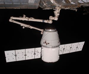 캐나다암2(Canadarm2)에 의해 국제우주정거장(ISS)에 도킹된 COTS 2 드래곤 우주선