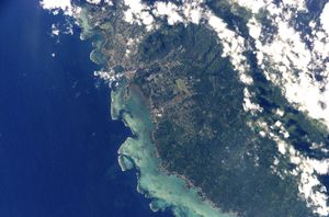 STS-111에서 2002년 6월 16일에 촬영한 아피아의 위성 사진.