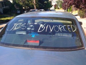 "JUST DIVORCED!"라고 자동차 뒷유리에 손으로 쓰여 있다.