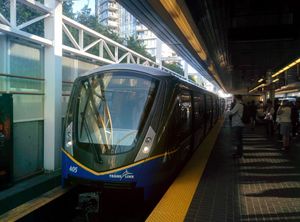 BC 플레이스 바로 옆에 위치한 스타디움-차이나타운역에 도착하는 엑스포 라인 스카이트레인 열차
