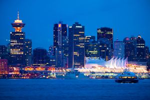 밴쿠버와 노스밴쿠버 사이의 버러드 인렛을 가로지르는 씨버스(SeaBus).