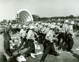 시카고에서 열린 1968년 민주당 전당대회의 경찰과 시위대