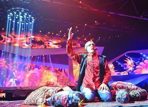 알림 가시모프가 유로비전 송 콘테스트에서 무감을 공연하고 있다.