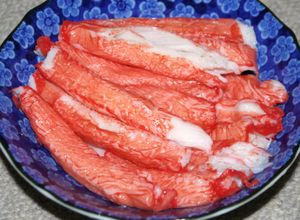 모조 게살은 종종 분쇄된 알래스카 명태로 만들어진다