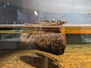 일본 홋카이도에서 전통적인 그물로 청어를 잡는 모습을 묘사한 박물관 디오라마