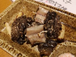 일본 일부 지역에서 '함焼き 아나고' 등으로 불리는 꼼장어 소금구이(이토이가와시)