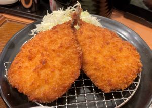 일본에서 전갱이는 빵가루(판코)를 입혀 튀겨 먹는 경우가 많다 (아지후라이)