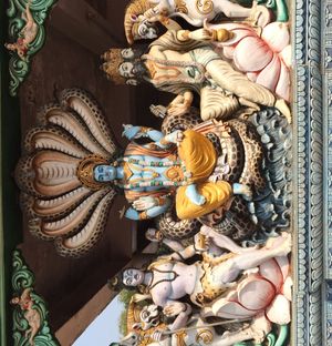 시바(왼쪽), 비슈누(가운데), 브라흐마(오른쪽)