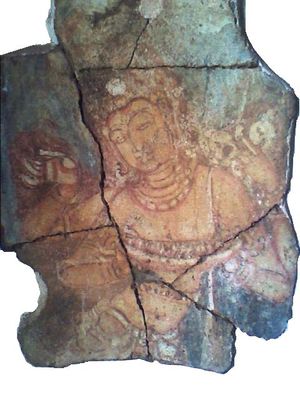 꽃을 든 쟁반을 들고 있는 비슈누. 마히양가나 스투파 유물실 그림(9-11세기). 현재 아누라다푸라 고고학 박물관에 전시되어 있음.