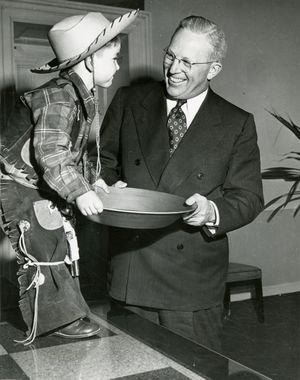 캘리포니아주지사 시절 캘리포니아 100 주년 (1948년 ~ 50년) 기념의 일부로서 어린이 "금광부"와 함께