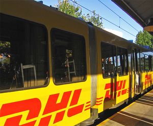 부에노스아이레스(Buenos Aires)의 트렌 드 라 코스타(Tren de la Costa) 경전철에 있는 DHL 광고