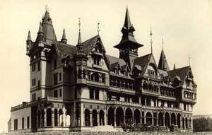 모리스 커티스(Maurice Curtis)가 1889년에 지은 퍼랄타 공원 호텔(Peralta Park Hotel)
