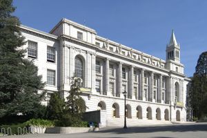 1917년에 건립된 휠러 홀(Wheeler Hall)은 존 갈렌 하워드(John Galen Howard)가 설계했다.