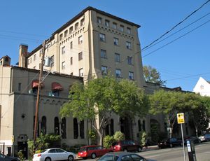 유명한 건축가 줄리아 모건(Julia Morgan)이 1929년에 설계한 역사적인 스페인 식민지 부흥 양식(Spanish Colonial Revival)의 버클리 시티 클럽(Berkeley City Club)