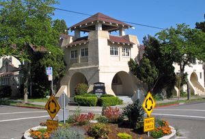 1943년에 건립된 미션 리바이벌 건축 양식의 사우스 버클리 커뮤니티 교회