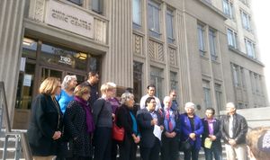 시청 계단에서 제시 아레구인 시장과 다른 선출직 공무원 및 직원들