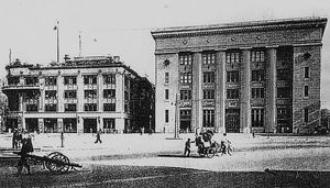 지금의 신세계백화점 본점에 있던 미쓰코시 경성점(왼쪽). 오른쪽 건물은 현재 한국스탠다드차타드은행 제일지점 (옛 제일은행 본점 건물)