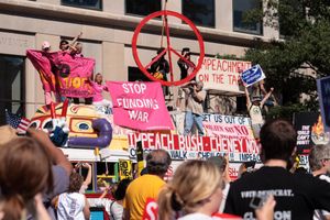 평화 표지판, 상징 및 시위대가 장식된 버스