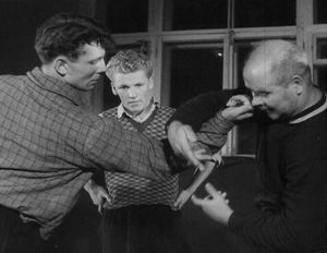 아나톨리 할람피예프(오른쪽)가 표준 삼보 암락 기술을 시범 보이고 있다.