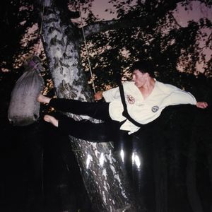 날아오르는 양발 옆차기