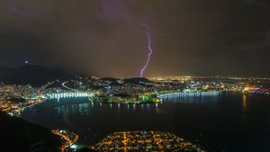 파니지 아수카르에서 본 리우데자네이루의 밤 폭풍과 번개