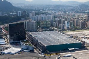 리우데자네이루의 MPC(왼쪽)는 IBC 건물과 연결되어 있다.