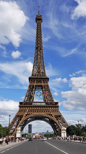 2024년 경기 기간 중 에펠탑에 걸린 올림픽 링