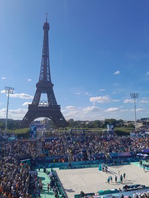 2024년 올림픽 기간 중 에펠탑 경기장에서 바라본 에펠탑.
