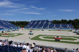 승마 및 장애물 경기를 위해 에투알 로얄 (Etoile Royale) 산책로 위에 세워진 임시 경기장인 베르사유 궁전 아레나.