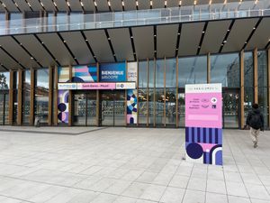 2024년 파리 올림픽을 위한 특별 표지판. 파리 지하철 생드니-플레옐 역