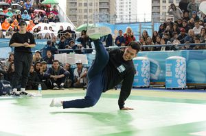 브레이킹 (사진)은 스케이트보딩, 스포츠 클라이밍, 서핑과 함께 올림픽 경기의 4개 선택 종목 중 하나로 선정되었습니다.