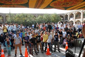 젊은 아프가니스탄인들이 바부르 정원에서 열린 음악 축제에 참여하고 있다.