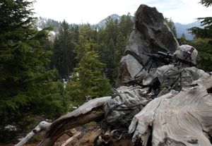 코렌갈 계곡을 둘러싼 자신의 위치 맞은편 산악 지형을 관찰하는 병사