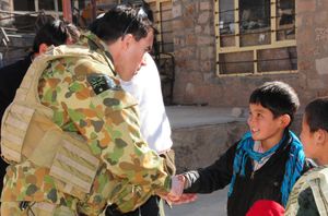 Daykundi주에서 하자라 소년과 오스트레일리아 군인