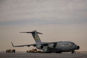 화물을 받는 제817 원정수송비행대대의 보잉 C-17 글로브마스터 III 항공기