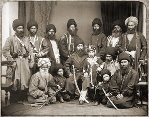 아프가니스탄 아미르 셰르 알리 칸(중앙에 아들과 함께)과 그의 사절단이 1869년 암발라, 라호르 근처에 있는 모습