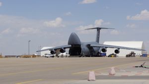 2012년 아프가니스탄 북부 마자르이샤리프 국제공항의 미군 록히드 C-5 갤럭시